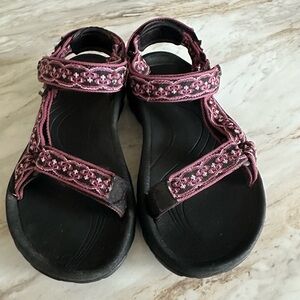 Women’s Teva Size 6